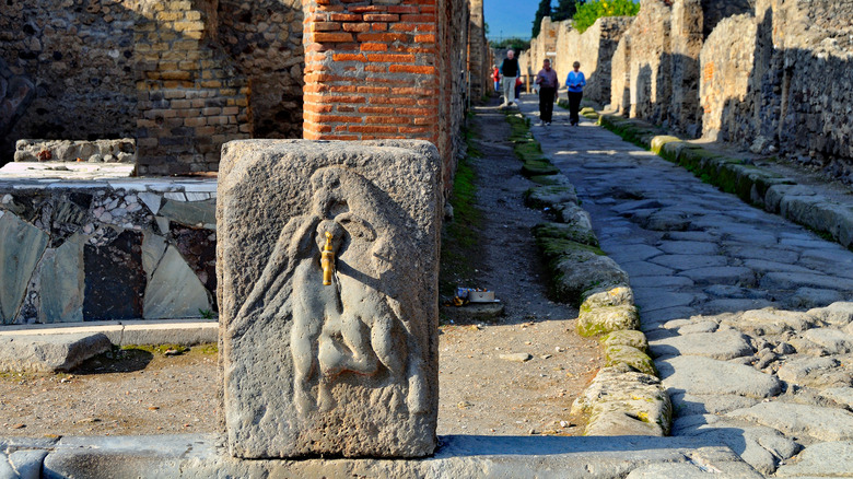 public water fountaion pompeii