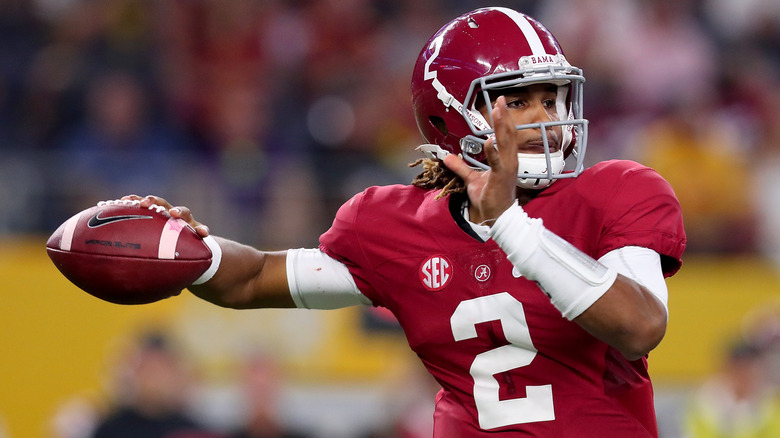 Jalen Hurts readies a throw in a game for Alabama