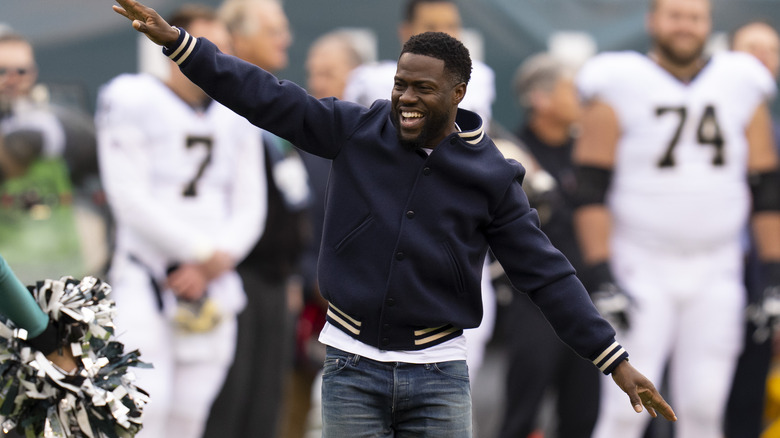 Kevin Hart dances on the Eagles' field in street clothes