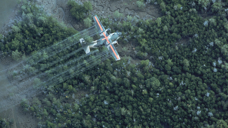 plane spraying agent orange