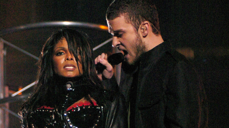 janet jackson and justin timberlake perform at the 2004 super bowl halftime show