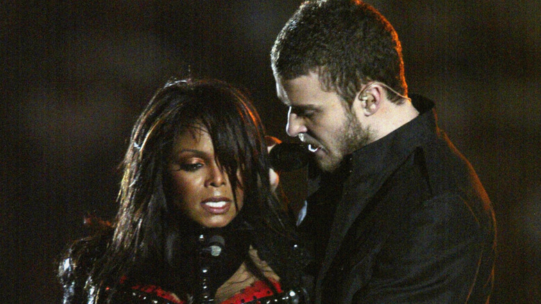 janet jackson and justin timberlake perform at the 2004 super bowl halftime show