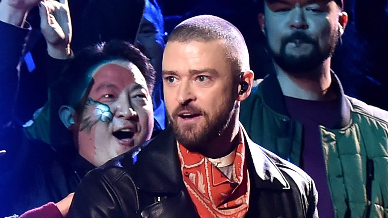 justin timberlake and dancers perform at the 2018 super bowl halftime show