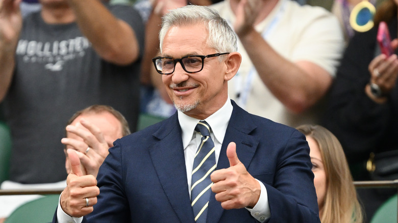 Gary Lineker giving two thumbs up