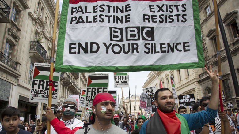 Pro-palestine protesters against the BBC