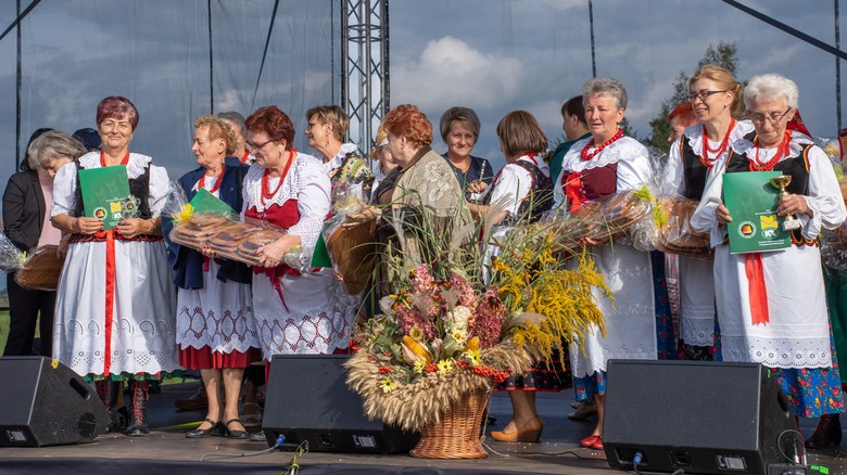 Wilamowicean women posing 