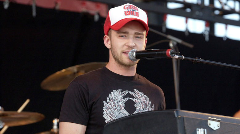 Justin Timberlake wearing a cap and singing at the Molson Canadian Rocks For Toronto in 2003