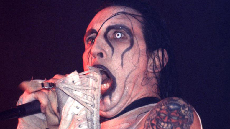 marilyn manson shrieking onstage in 1996