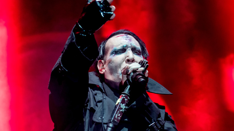 marilyn manson singing and pointing in 2017 on red stage