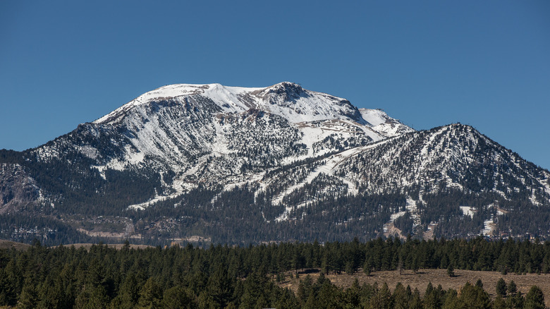 snow in the sierra nevada mountain range