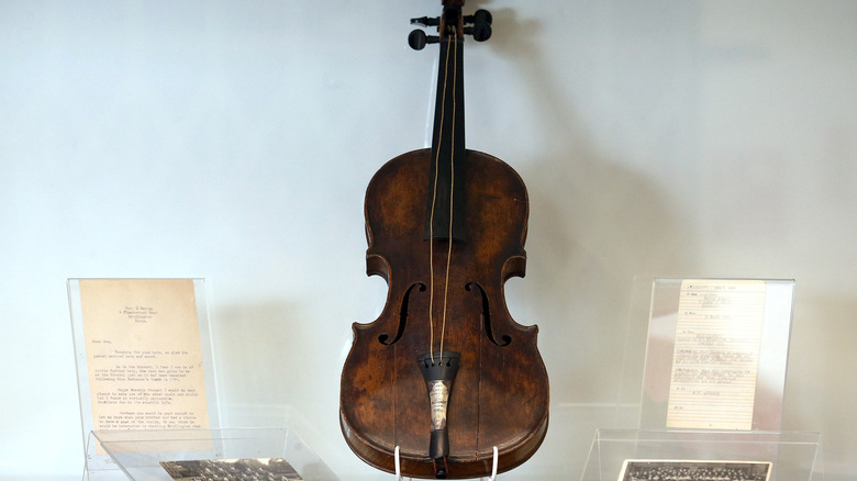 Wallace Hartley's violin displayed at auction