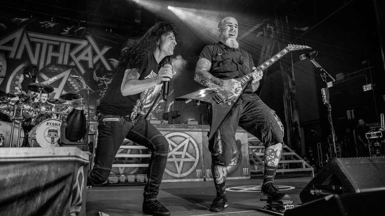 Joey Belladonna, Scott Ian perform