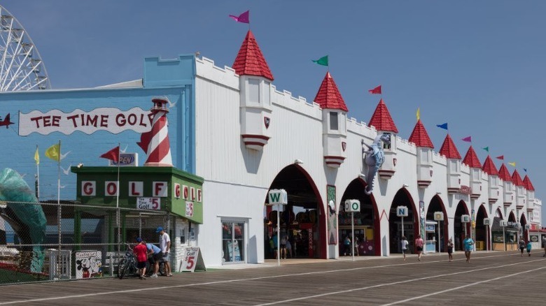 Gillian's Pier with golf building