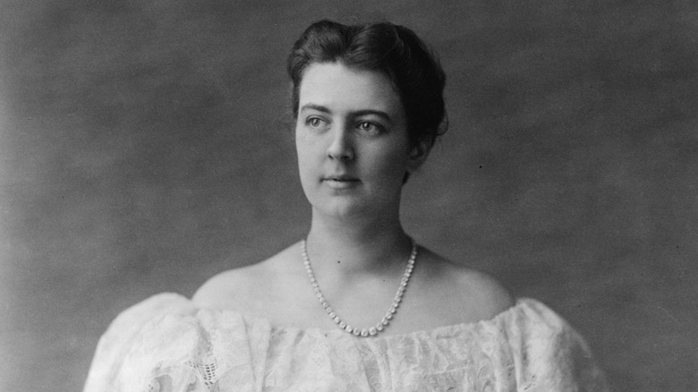 Frances Folsom Cleveland formal portrait