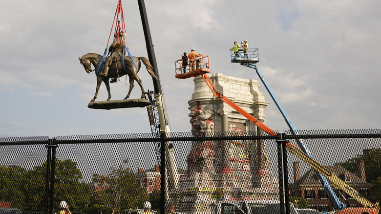 Statue of Lee removed in Richmond