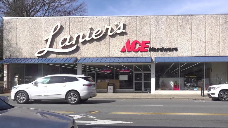 Laniers ACE hardware store front