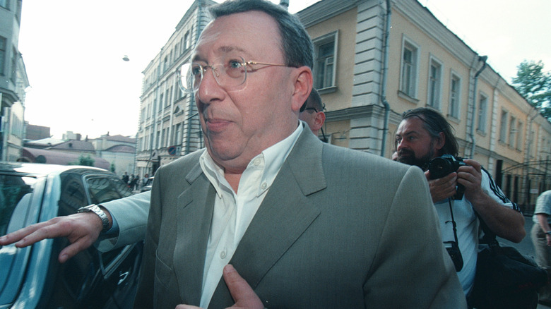 Vladimir Gusinsky walking through crowd