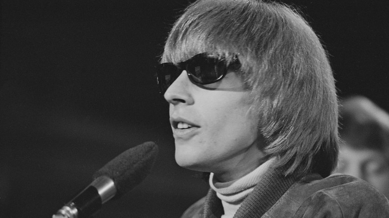 Keith Relf wearing sunglasses and singing