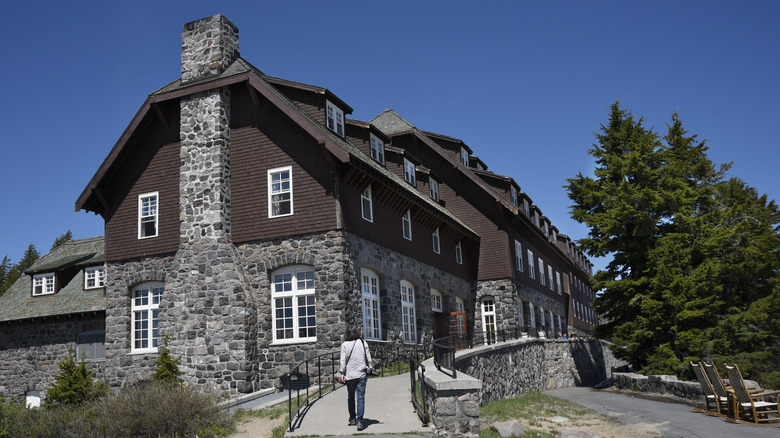 Tourist walks to Crater Lake Lodge