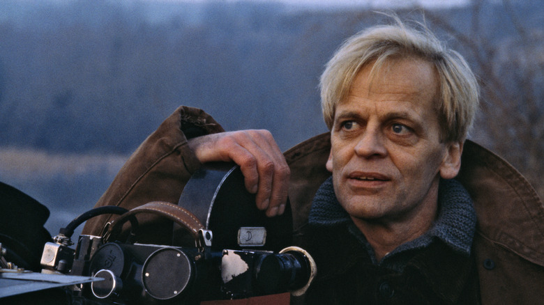 Klaus Kinski outside arm on camera