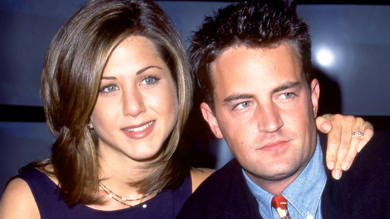 jennifer aniston arm around matthew perry