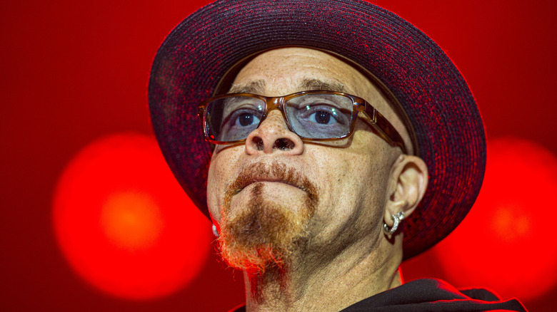 Sinbad speaking on stage in a hat