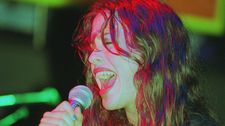 Alanis Morissette performing in 1995