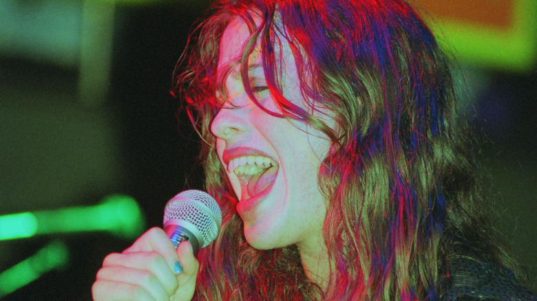 Alanis Morissette singing, 1995