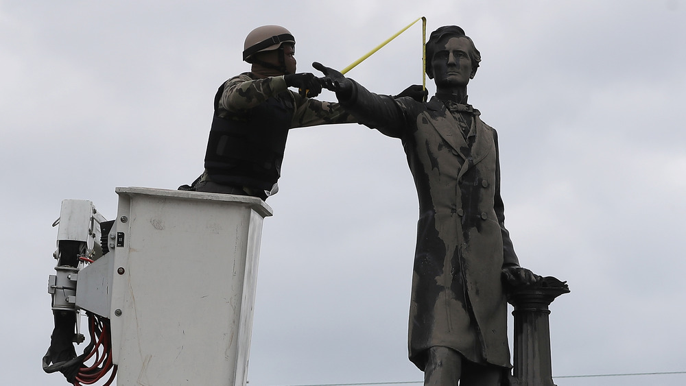 Jefferson Davis monument being removed