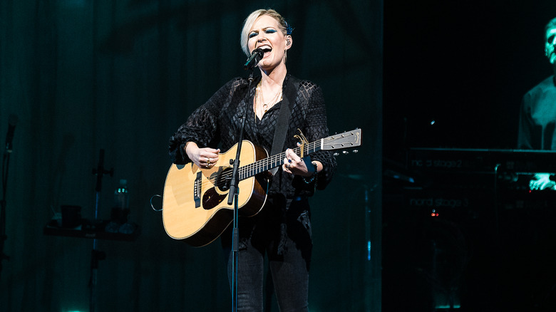 Dido playing guitar for crowd