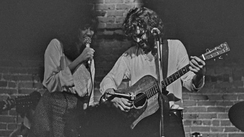 Carly Simon and Kris Kristofferson perform together