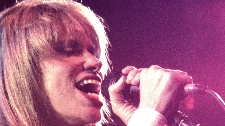 Carly Simon sings on stage