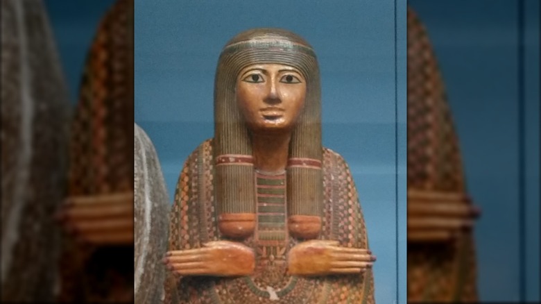 A photo of the The Unlucky Mummy behind glass in a museum