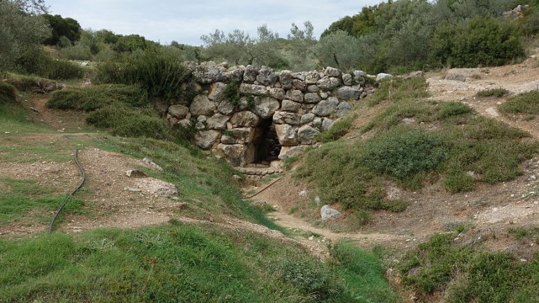 arkadiko bridge in greece