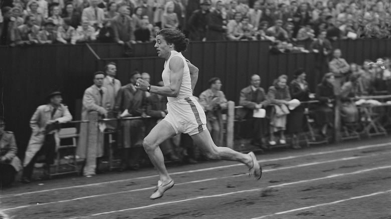 Foekje Dillema sprinting in front of a crowd