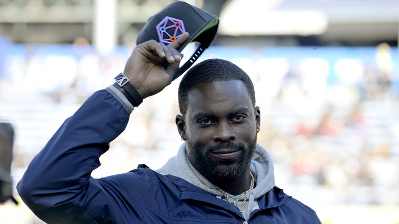 Michael Vick doffs his hat