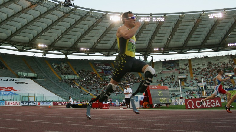 Oscar Pistorius sprints off the starting line