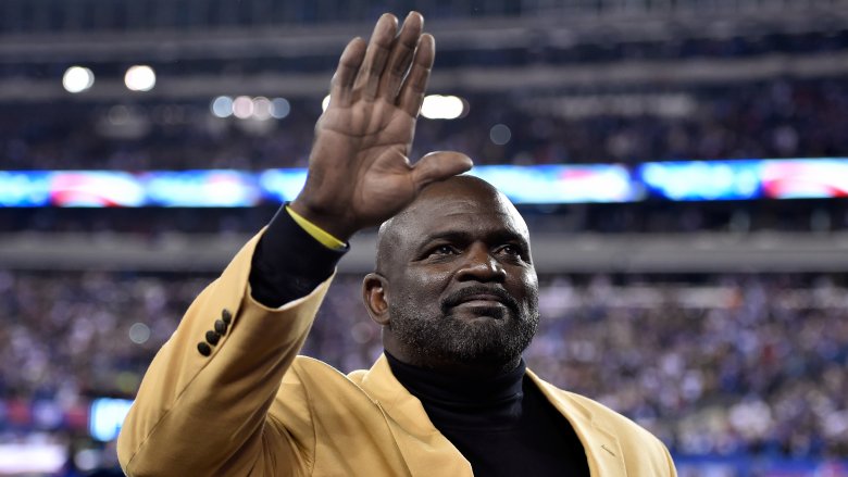 Lawrence Taylor waving hand