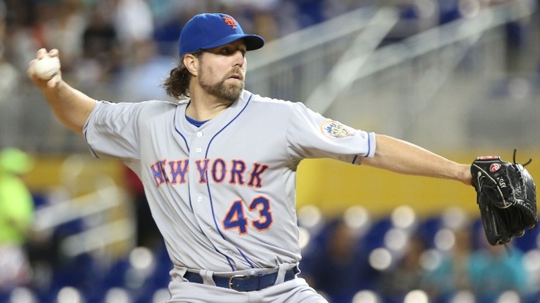 R.A. Dickey pitching for Mets