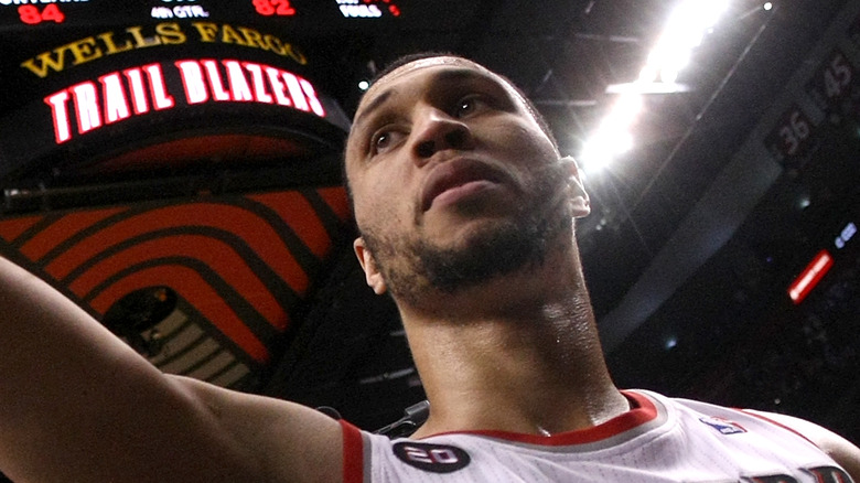 brandon roy basketball jersey raised arm 