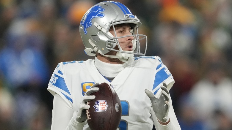 Jared Goff throwing football during game