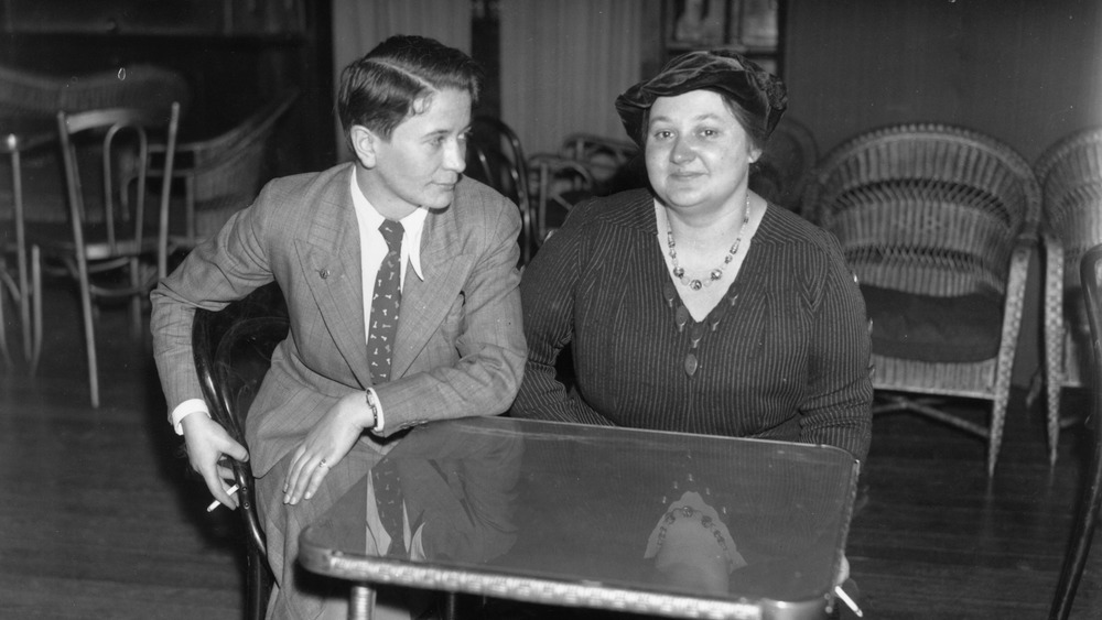 Vera Menchik and Sonja Graf seated