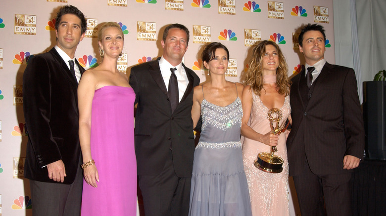 Friends cast posing red carpet