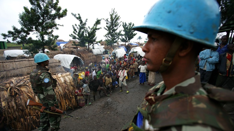 Guards monitor Congolese refugees