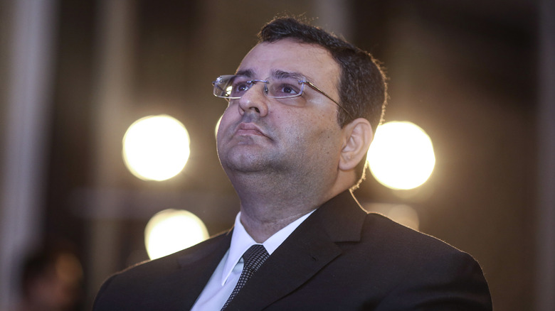 Cyrus Mistry in a suit, tie, and glasses 