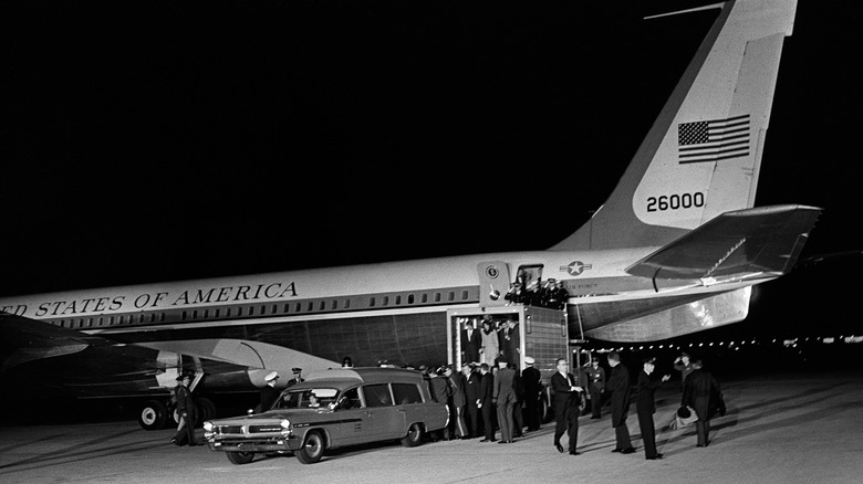 JFK body removed from Air Force One