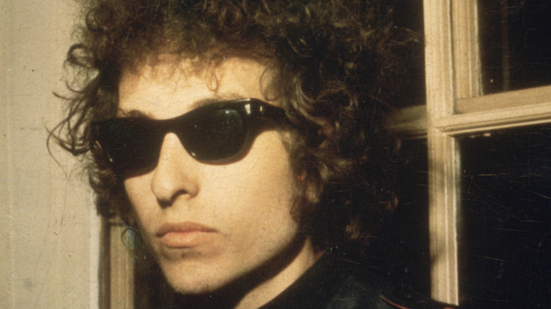 Bob Dylan wearing sunglasses (1966)