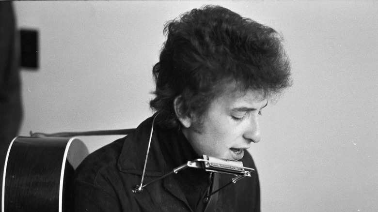 bob dylan performing 1960s