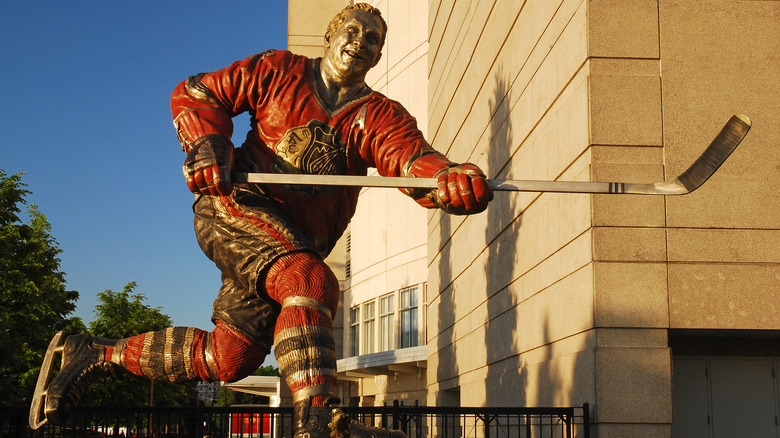 Bobby Hull statue in Chicago