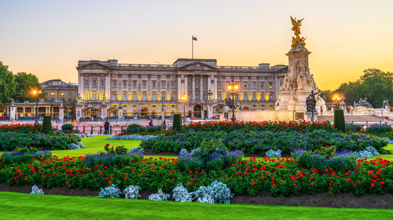 The sun sets behind Buckingham Palace